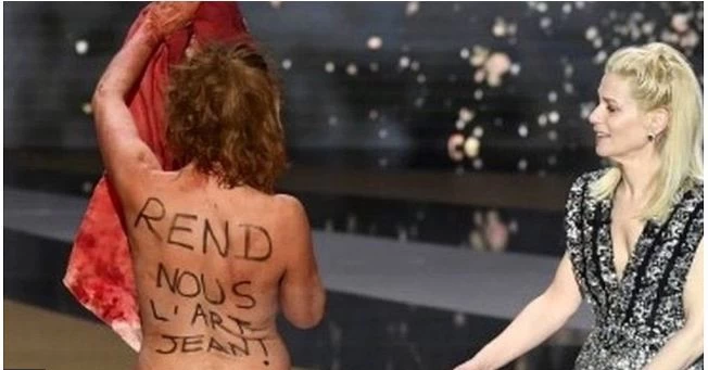 अवॉर्ड देने आई अभिनेत्री ने मंच पर उतार दिए कपड़े, सभी रह गए हैरान, शरीर पर लिखा था ये संदेश
