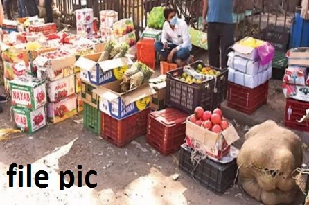 फल मंडी सामने से सील, पीछे के रास्ते माल बेच रहे व्यापारी, प्रशासन के आदेश के बावजूद खरीदी बिक्री जारी