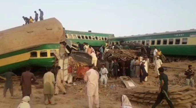 दो यात्री ट्रेनों के बीच हुई आमने-सामने टक्कर, 50 यात्रियों की मौत और 70 से अधिक घायल, मची चीख पुकार