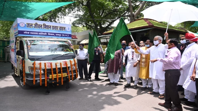 मुख्यमंत्री भूपेश बघेल ने जल जीवन मिशन प्रचार वाहनों को हरी झंडी दिखाकर किया रवाना 