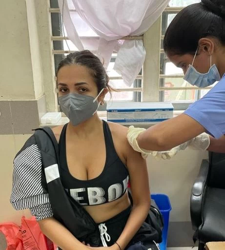 Malaika Arora Bold Look : वैक्सीन लगवाते हुए मलाइका ने दिखाया अपना बोल्ड लुक, कातिलाना अदाएं देख यूजर्स बोले- वैक्सीन लेने आई या फिर..