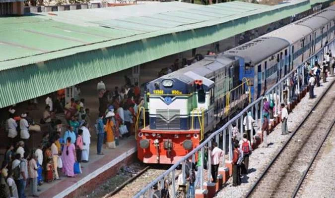 Indian Railways regarding passenger tickets : अब आपके रेल टिकट पर कोई दूसरा कर सकेगा सफर! रेलवे ने यात्रियों को दी बड़ी राहत.. ऐसे ले सकते हैं लाभ