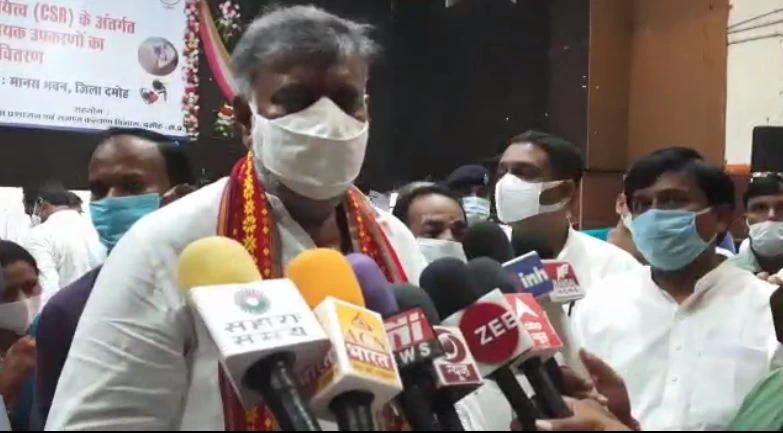 केंद्रीय मंत्री प्रहलाद पटेल ने श्यामा प्रसाद मुखर्जी जयंती पर दिव्यांगों को वितरित किए सहायक उपकरण, वृक्षारोपण भी किया