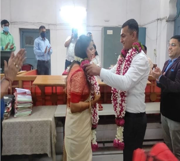Unique marriage in india 2021 : ‘ना बैंड बाजा ..ना बारात’, मात्र 500 रुपए खर्च कर सिटी मजिस्ट्रेट और आर्मी मेजर ने रचाई शादी